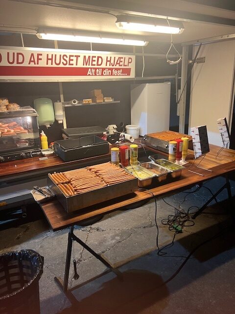 Hotdog til mange . + 150 personer